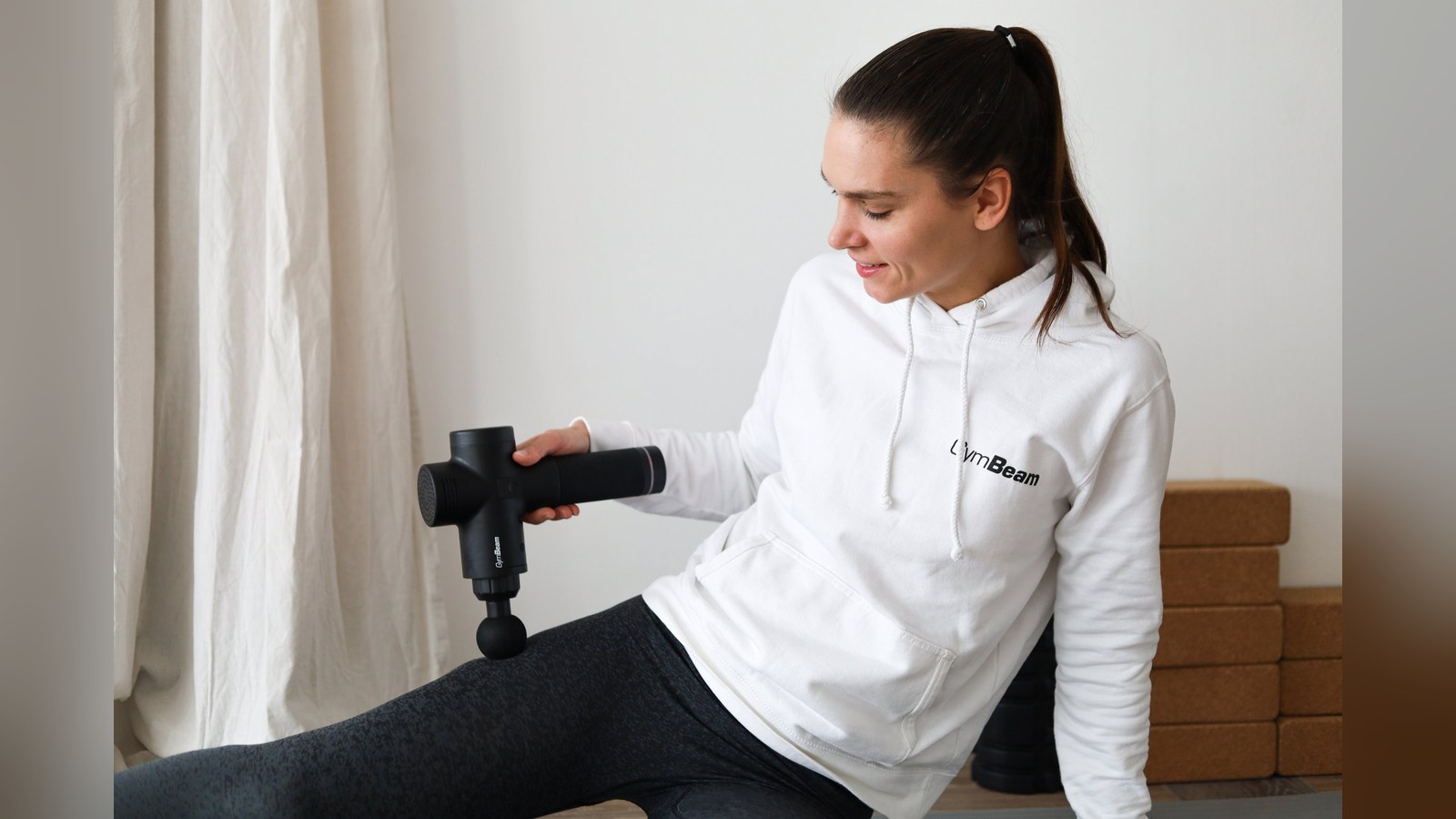 GymBeam Masážní pistole VI Black