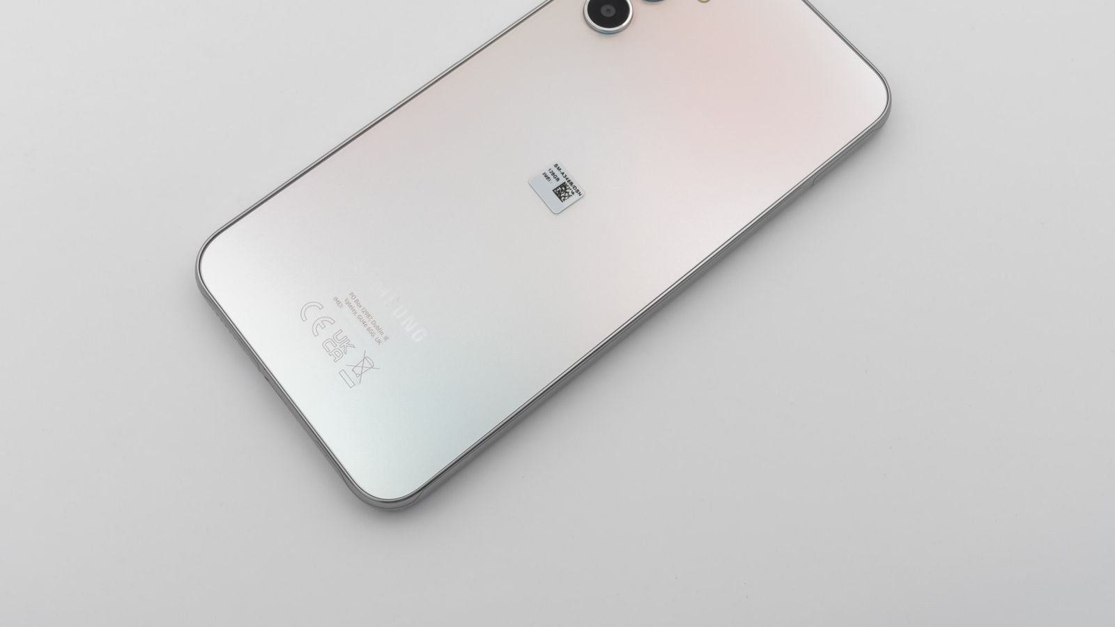 Zadní strana Samsung Galaxy A34, béžová/přechodová barva, viditelný fotomodul