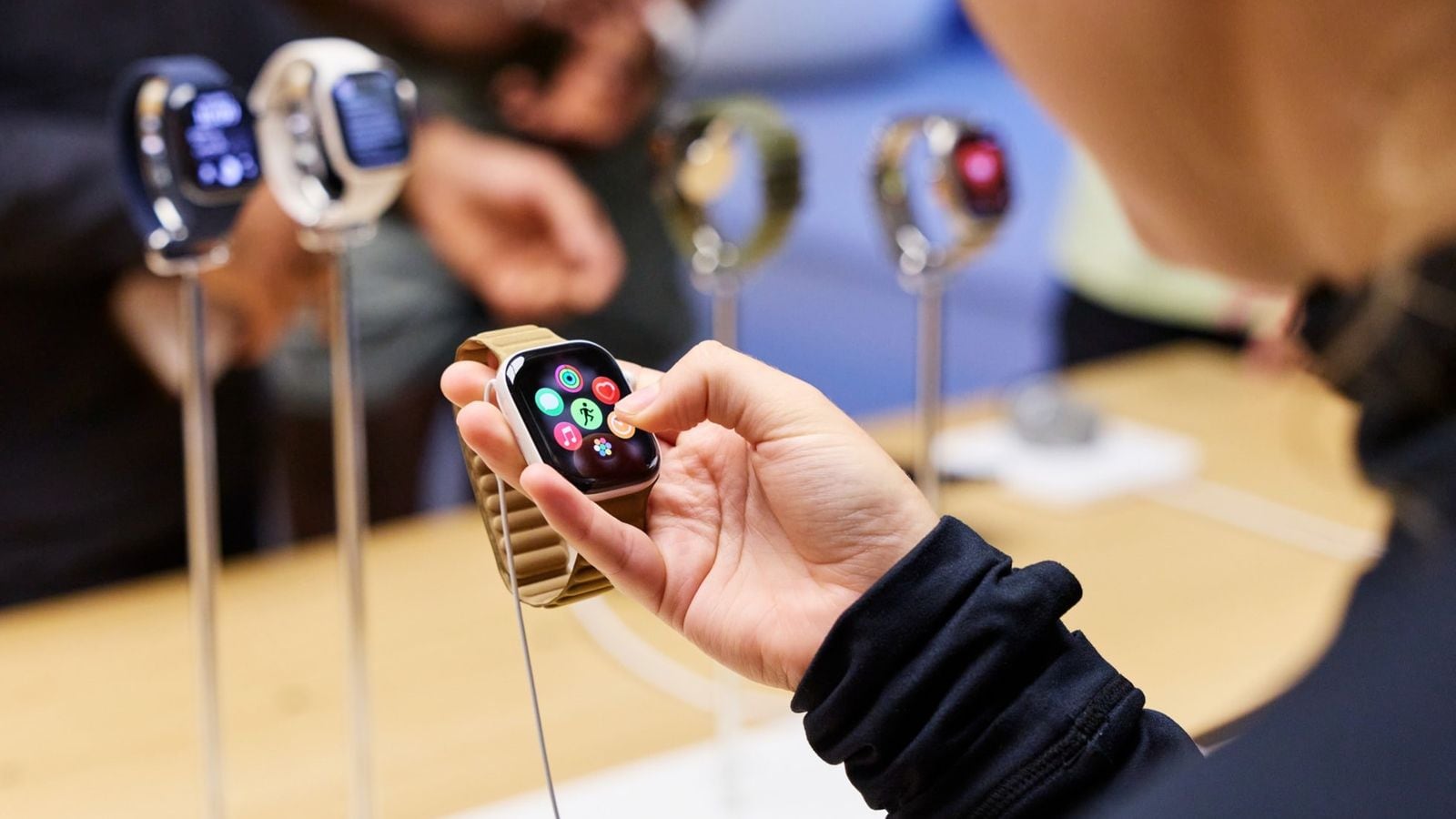 Zákazník si prohlíží funkce Apple Watch Series 12 v prodejně Apple Covent Garden