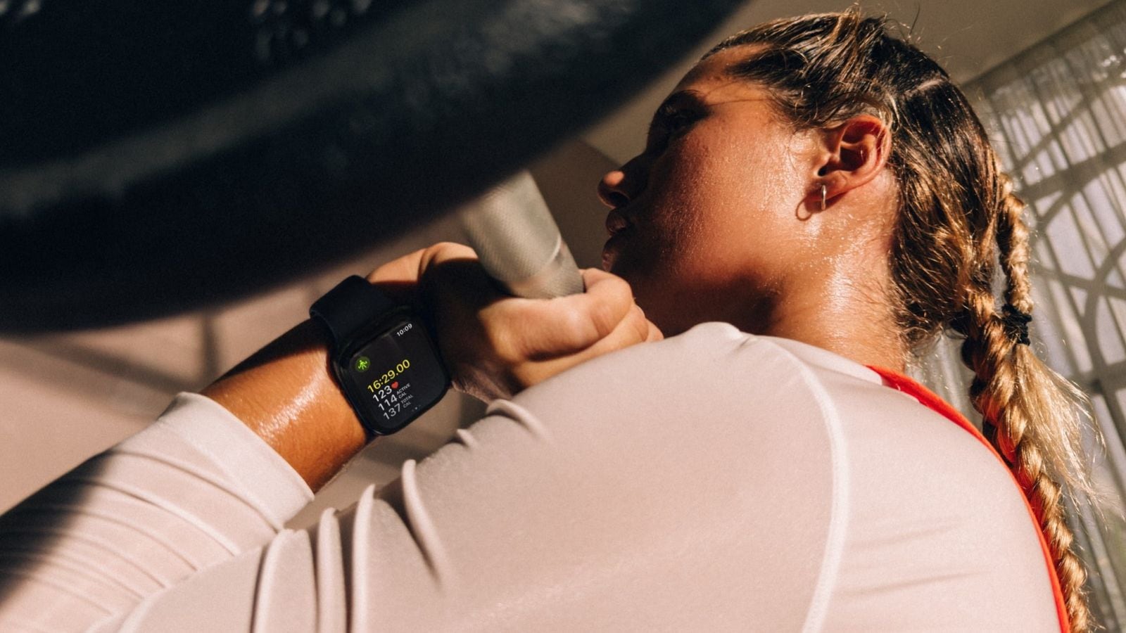 Uživatel Apple Watch Series 12 při silovém tréninku