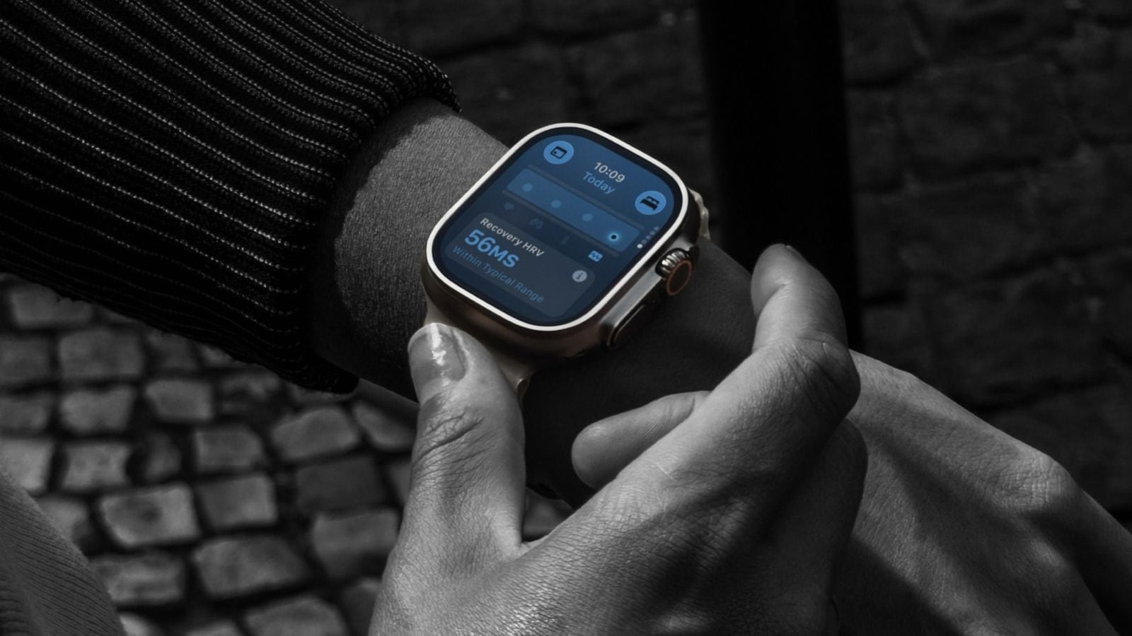 Apple Watch Ultra 4 na zápěstí uživatele zobrazují hodnotu Recovery HRV