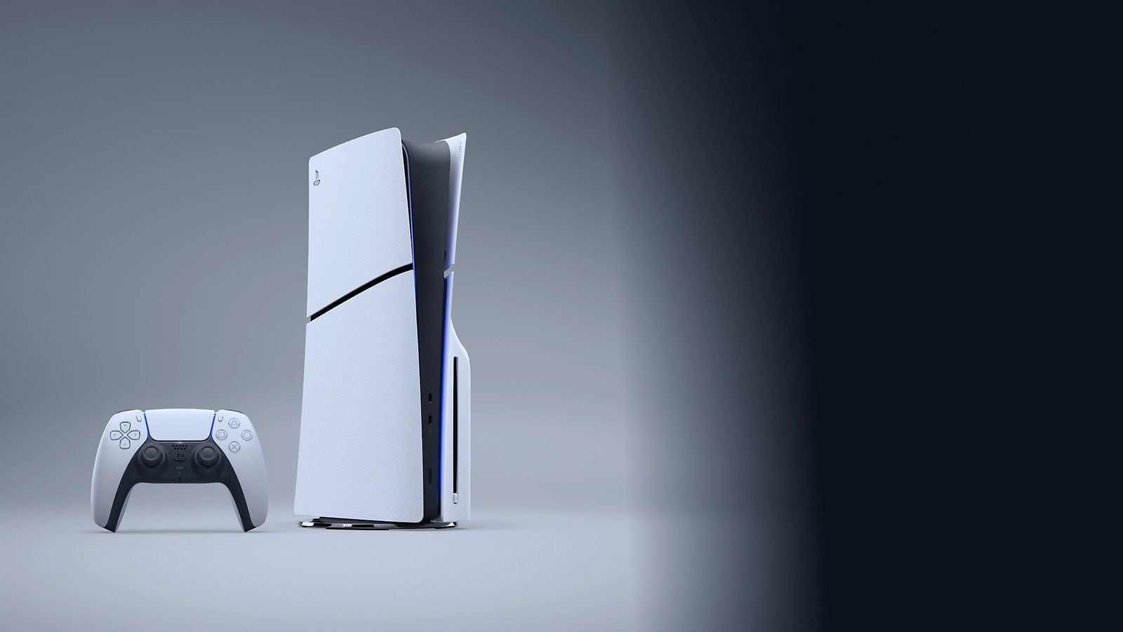 PS5 Slim konzole s bílým DualSense ovladačem, pohled zepředu zboku, šedé pozadí