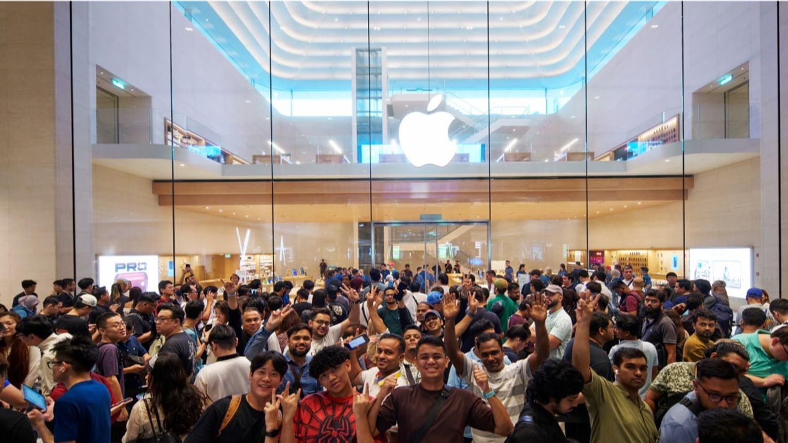 Fronta zákazníků před prodejnou Apple Store v den zahájení prodeje