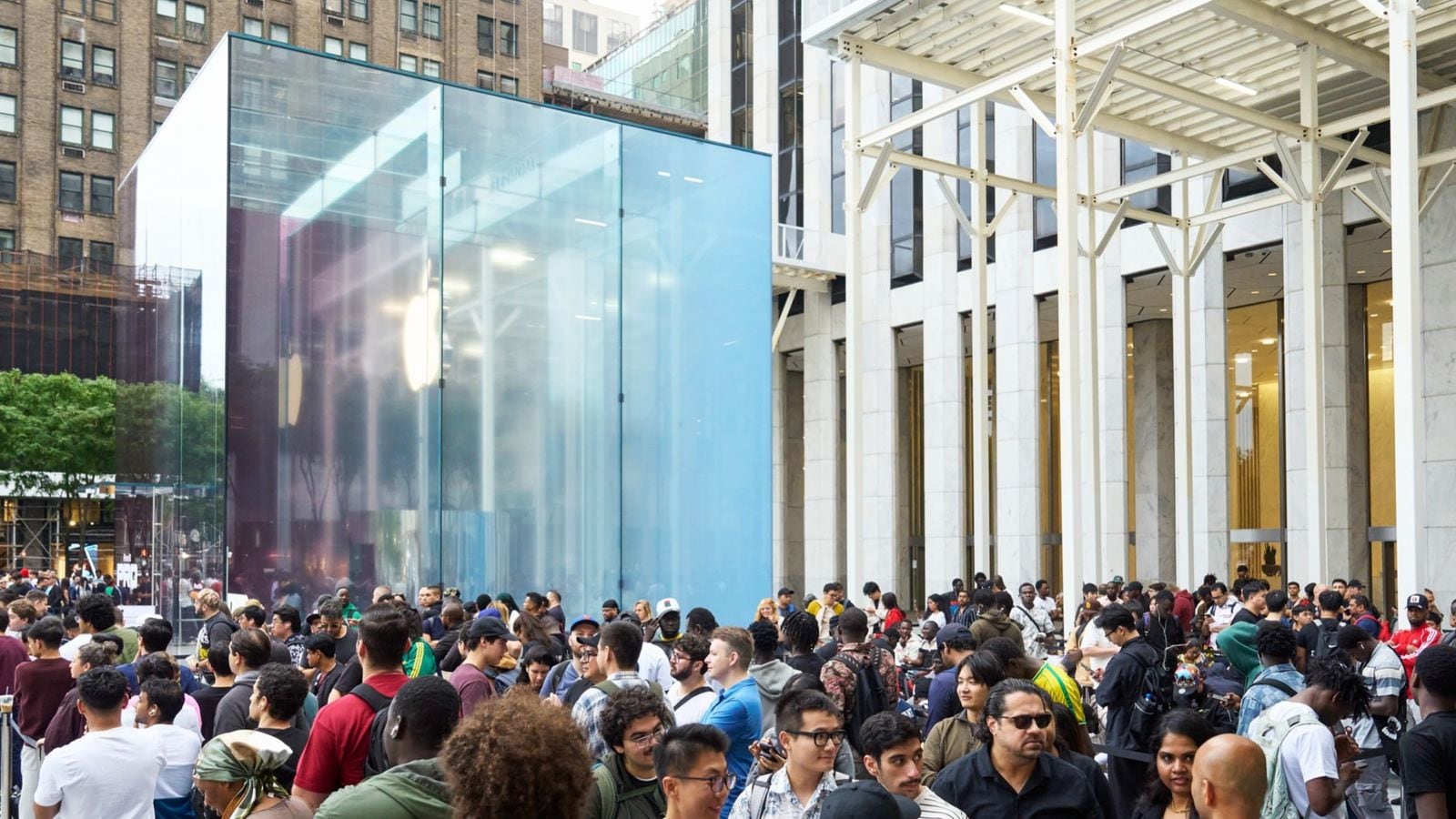 Zákazníci stojí ve frontě před prodejnou Apple Fifth Avenue