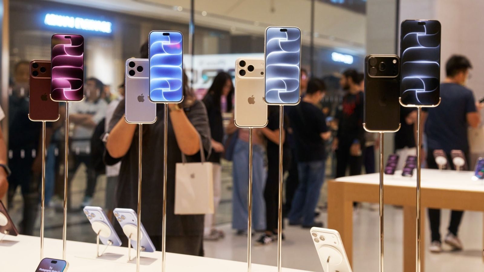 Vystavené modely iPhone 18 Pro v prodejně Apple The Exchange TRX