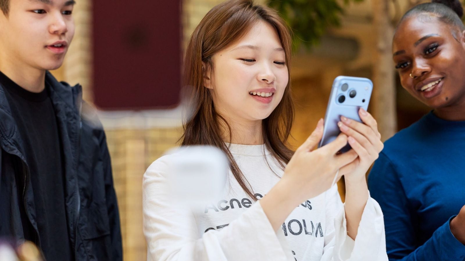 Zákazník si zkouší ledově modrý iPhone 18 Pro v prodejně Apple Covent Garden