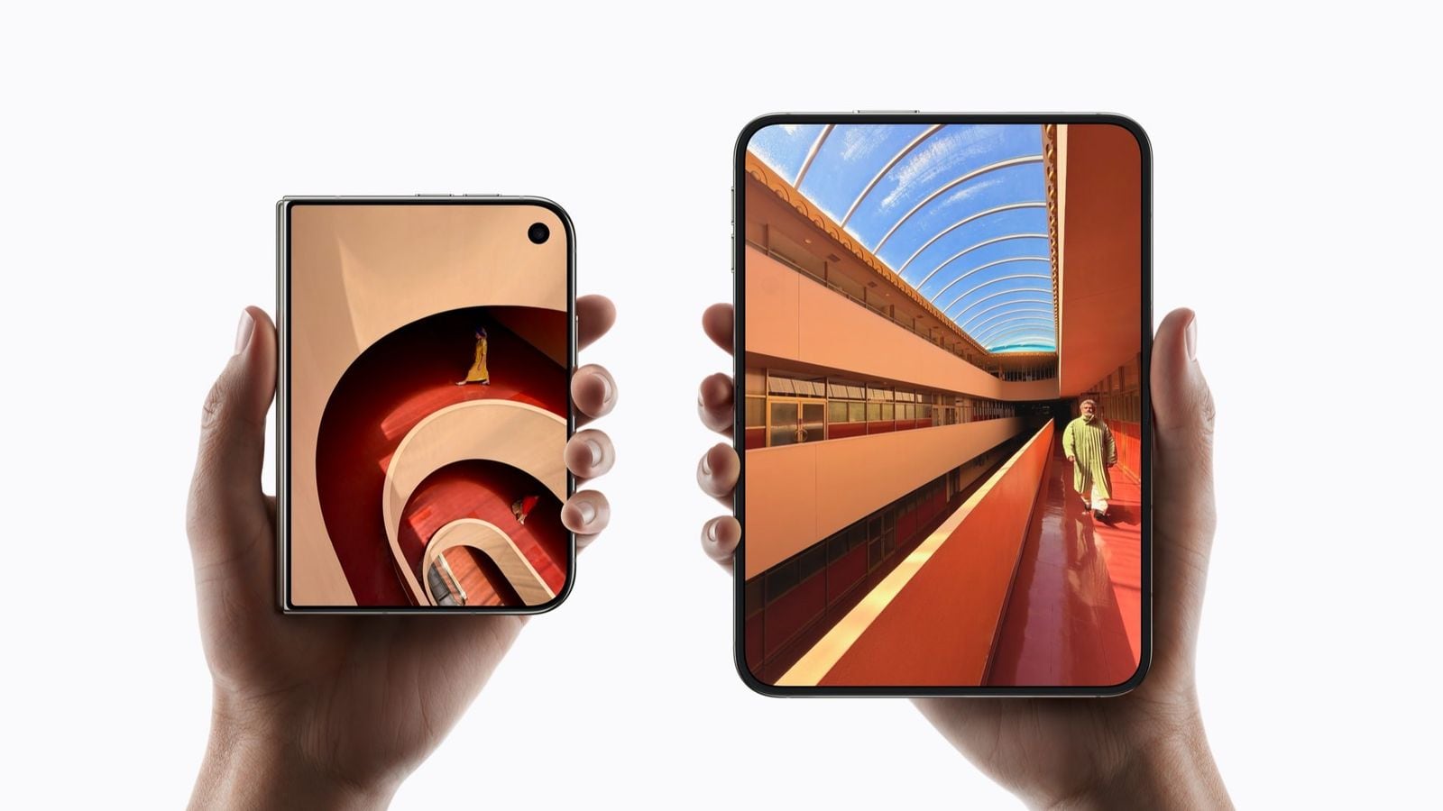 Dvě ruce drží iPhone Duo, jeden složený a jeden rozložený