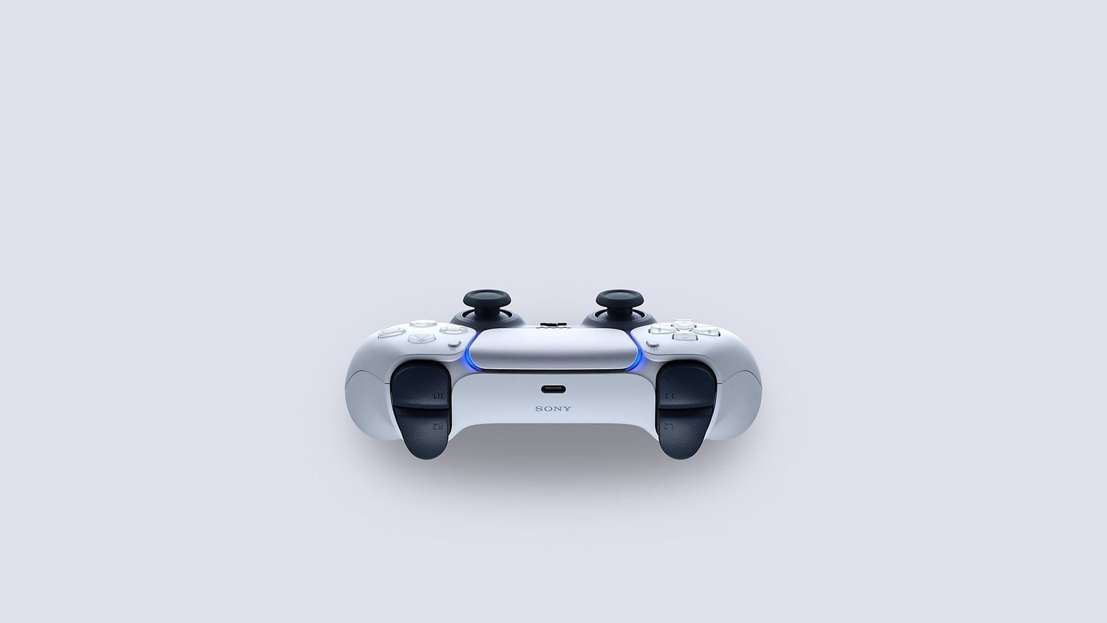 Bílý ovladač DualSense zepředu na světle šedém pozadí, produktová fotka
