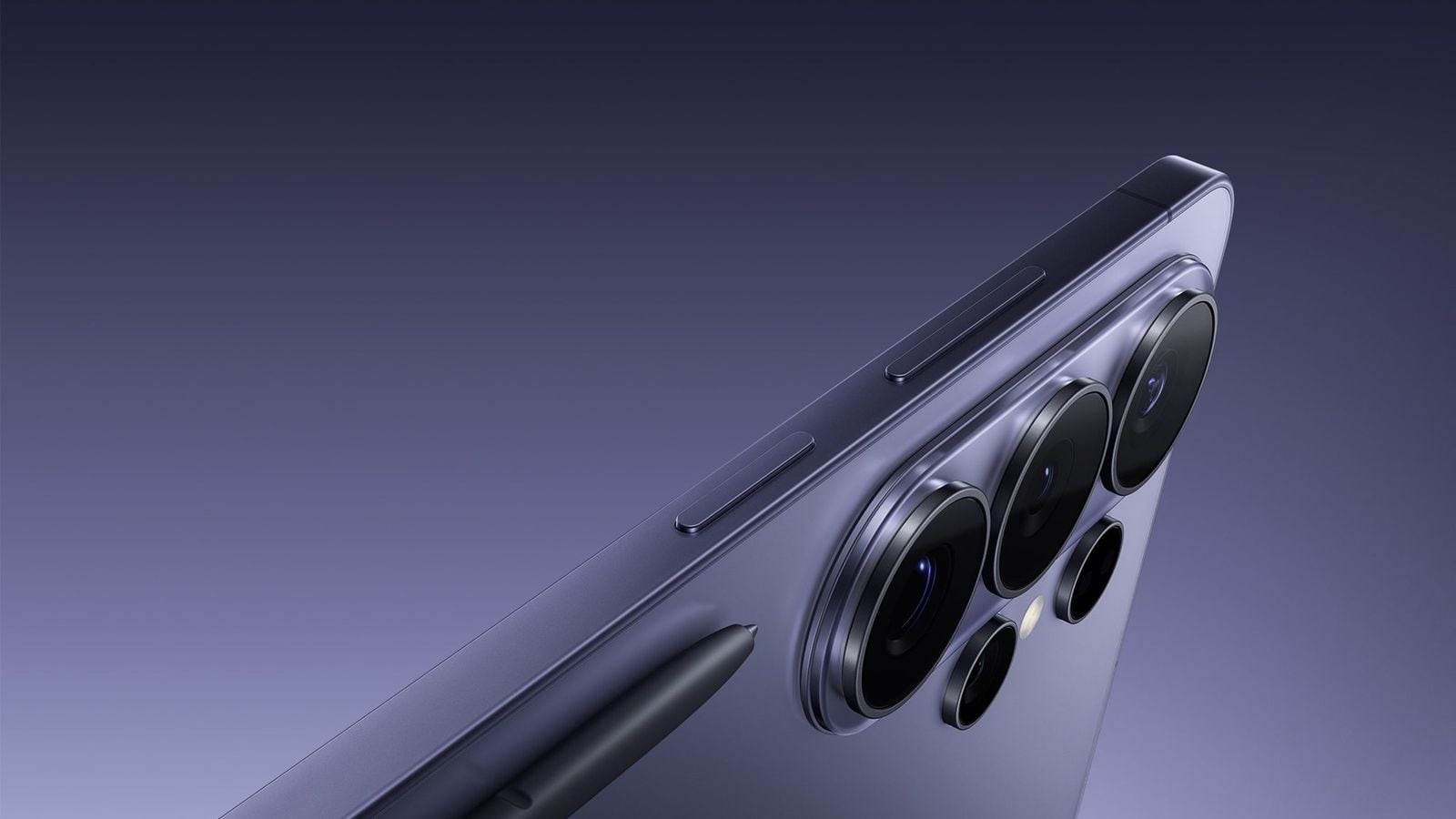 Detailní záběr na fotoaparát Samsung Galaxy S24 Ultra s S Pen, fialovomodrá barva