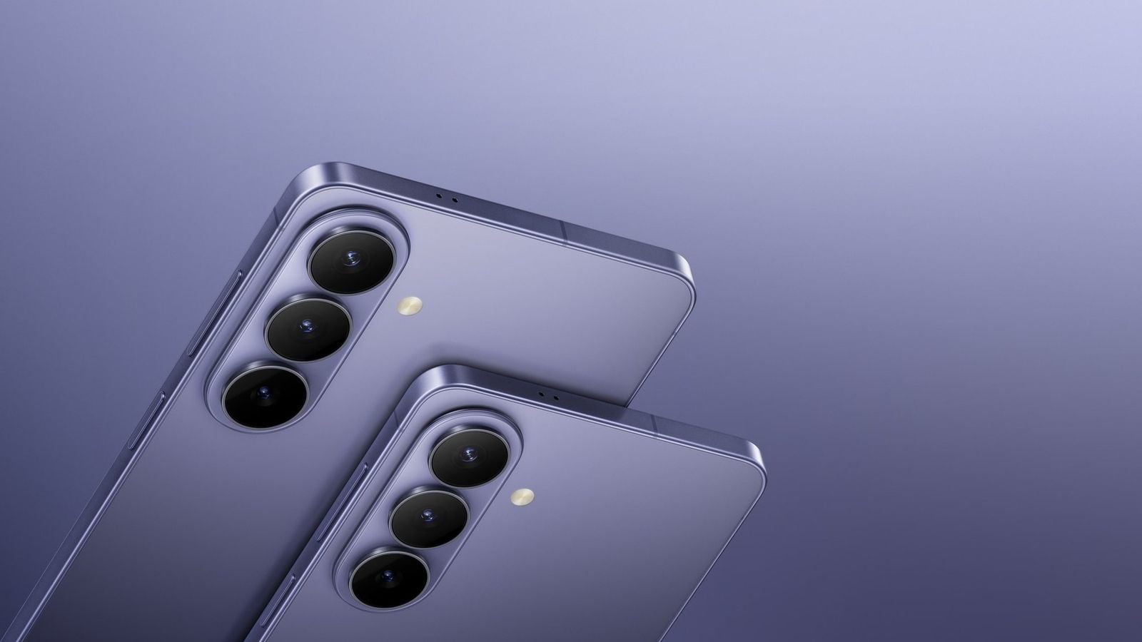 Dva telefony Samsung Galaxy (řada S24) zezadu, trojitý fotoaparát, fialová barva