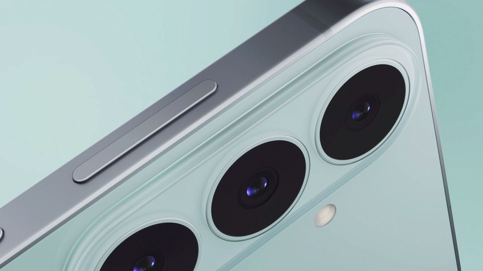Detailní makro záběr trojitého fotoaparátu smartphonu Samsung Galaxy v mátově zelené barvě, boční úhel